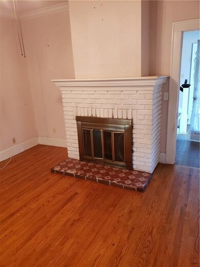 Living Room/Wood Fireplace