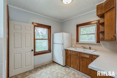 1523 N Division St, Davenport, IA 52804 - photo 6