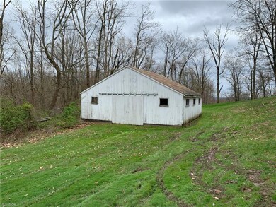 Barn with 4 stalls