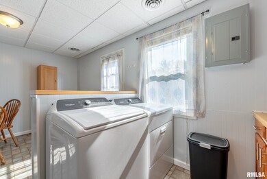 7211 Cedar St, Davenport, IA 52806 - photo 7