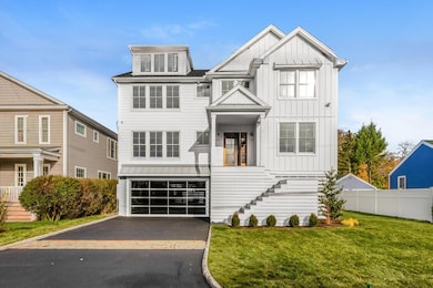 Walk to Beach, Town & Train.