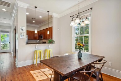 Dining area & kitchen bar
