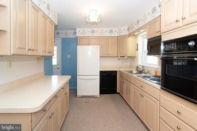7602 Brooklyn Bridge Rd, Laurel, MD 20707 - photo 3