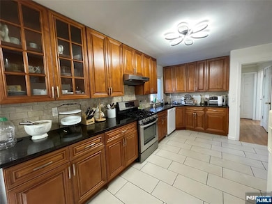 113 E Cedar Ln, Teaneck, NJ 07666 - photo 4