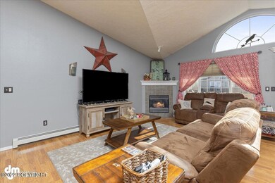 05-Living Room 20220407-DW-1488