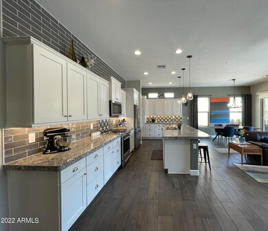 Kitchen & Dining