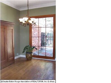 Dining views of Courtyard & Oaks
