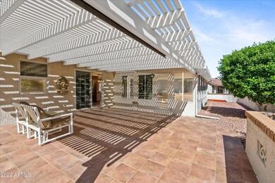 Lovely Private patio and pony wall priva