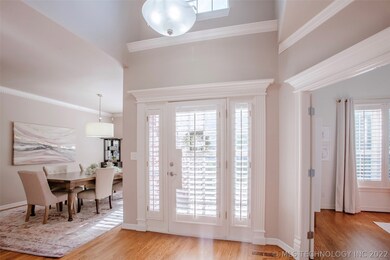 Beautiful oak hardwood floors and plenty of natura