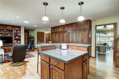 Very open and spacious KT/DR/den space!