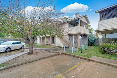 4 Plex Building offering upstairs unit w/2 parking