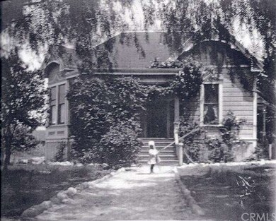 Photo of 119 East 1st Street was taken around 1901