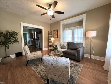 LARGE WINDOWS IN THE LIVING ROOM ALLOW THE SPACE T