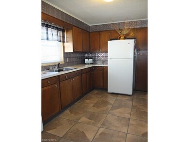 Kitchen comes applianced with oven, range, refrige