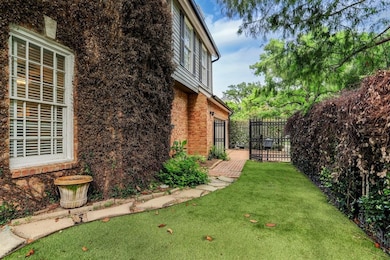 1426 Marshall St, Houston, TX 77006 - photo 3