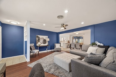 819 S 4th St, La Porte, TX 77571 - photo 3