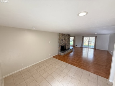 Living Room/Entrance