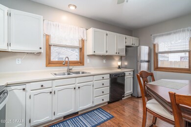 719 N 5th St, Grand Forks, ND 58203 - photo 6