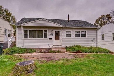 938 38th St SE, Cedar Rapids, IA 52403 - photo 2