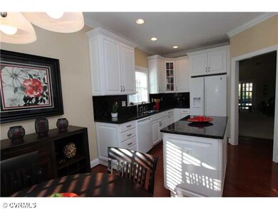 Kitchen - Nice eating area with bay window.