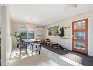 401 Eugene St, Hood River, OR 97031 - photo 2