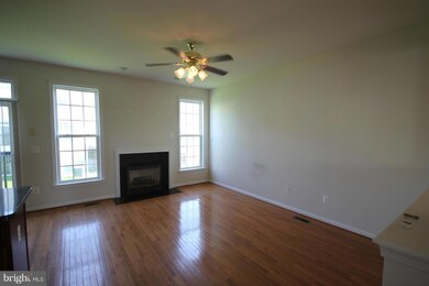15671 William Bayliss Ct, Woodbridge, VA 22191 - photo 3