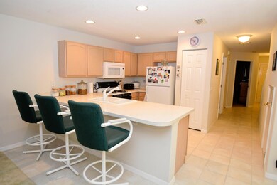 Open Kitchen w/Breakfast Bar