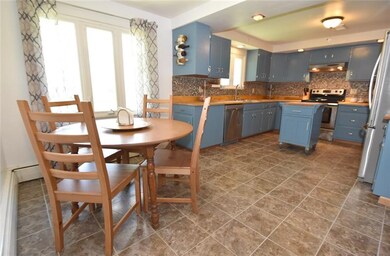 Eat-in Kitchen