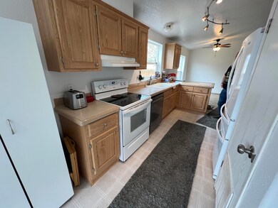 451 Almeda St, Merlin, OR 97532 - photo 5