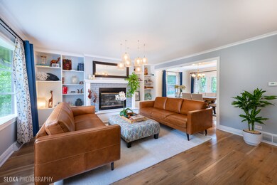 813 Menominee Dr, Lake In the Hills, IL 60156 - photo 2