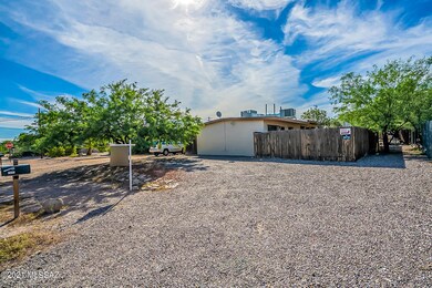 Spacious lot -3 plex!