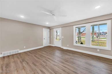 3006 Abbe Rd N, Sheffield Lake, OH 44054 - photo 4