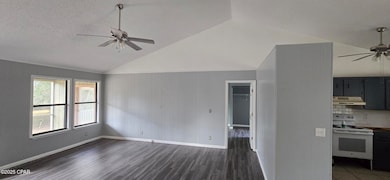 632 Carver Cir, Alford, FL 32420 - photo 3