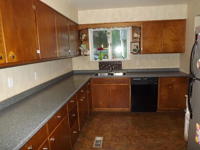 1143 Crestview Dr, Stroudsburg, PA 18360 - photo 4