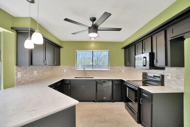 632 E Castle Harbour Dr, Friendswood, TX 77546 - photo 7