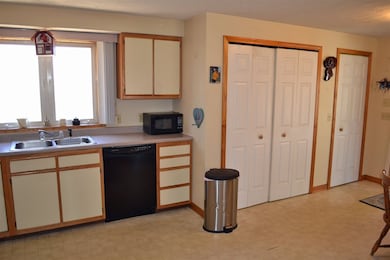 124 Middle Winchendon Rd, Rindge, NH 03461 - photo 7