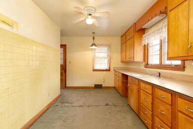 1018 W 1 St, Cedar Falls, IA 50613 - photo 6