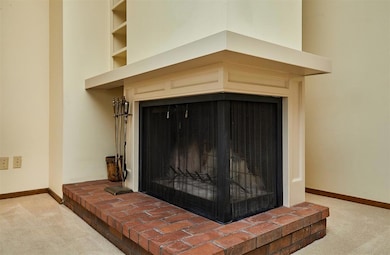 2313 Glenwood Dr unit 6, Des Moines, IA 50321 - photo 6