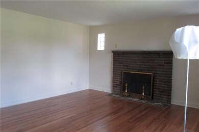 Living room, pristine hardwood floor