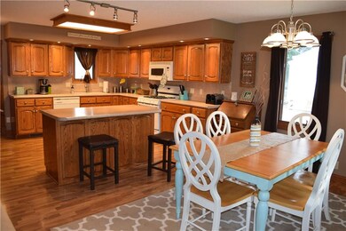 505 E 23rd St S, Newton, IA 50208 - photo 2