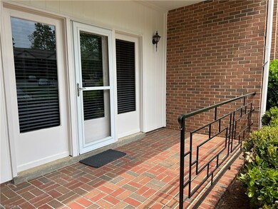 3 Fountain View Cir unit B, Greensboro, NC 27405 - photo 2