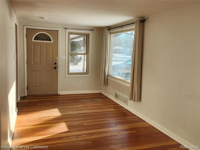 5748 Graves St, Waterford, MI 48327 - photo 3