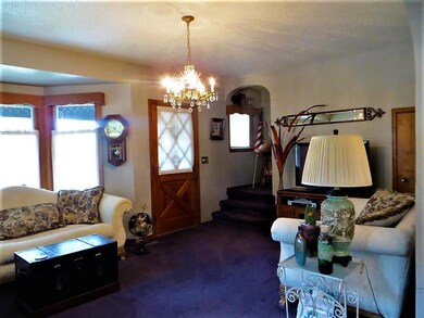 Living Room-Front Entry<|><|>