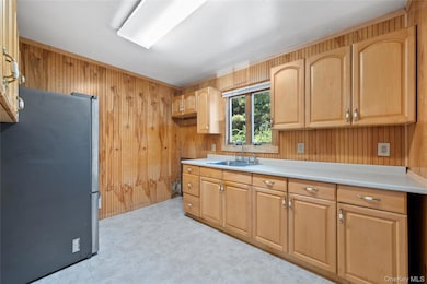 1029 N Niagara Ave, Lindenhurst, NY 11757 - photo 5