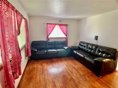 208 Parmer Dr, Des Moines, IA 50315 - photo 2