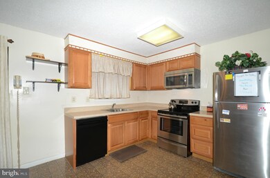 2534 Fox Ridge Ct unit 47, Woodbridge, VA 22192 - photo 3