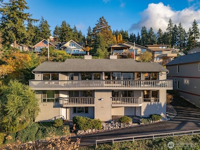 This condo is situated across from the trail down to Boulevard Park and is just a short walk to Fairhaven or Downtown Bellingham and the base of South Hill.