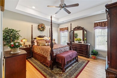 Tray Ceiling, Harwood Floor and En-Suite Bathroom