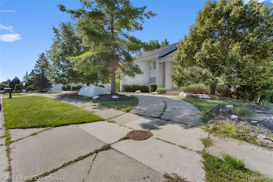 5727 Royal Wood, West Bloomfield, MI 48322 - photo 2