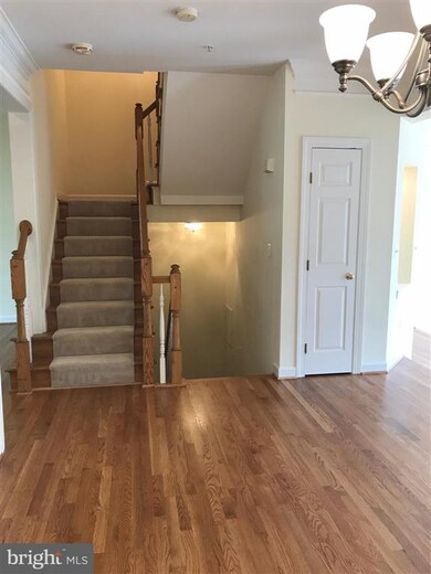 8022 Kidwell Ct, Vienna, VA 22182 - photo 4